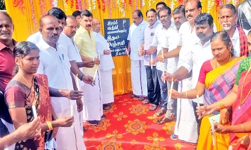 நெல்லை மத்திய மாவட்டம் சார்பில் கருணாநிதி உருவப்படத்திற்கு தி.மு.க.வினர் மரியாதை