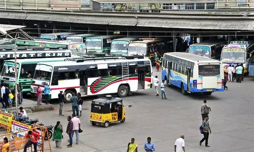 வெளியூருக்கு சென்றவர்கள் ஈரோட்டுக்கு திரும்புகின்றனர்