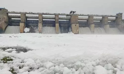 ஆற்றில் ரசாயன நுரை பனிக்கட்டிகளை போல மிதந்து நாற்றம் வீசி வருகிறது