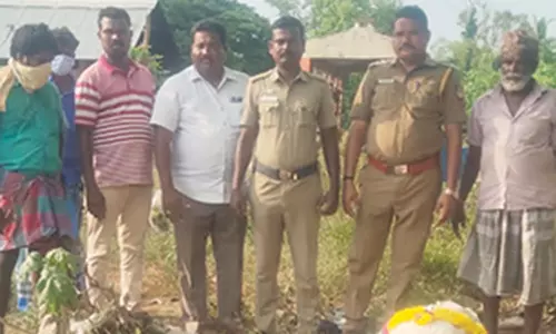 ஆதரவற்ற நிலையில் இறந்த முதியவரை அடக்கம் செய்த போலீசார்
