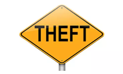 நூதன முறையில் 2¼ பவுன் நகை திருடிய 2 வாலிபர்கள் கைது