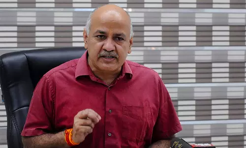 வீட்டிற்கு வந்தும் உடல்நிலை சரியில்லாத மனைவி பார்க்க முடியாமல் மீண்டும் சிறைக்கு திரும்பிய சிசோடியா