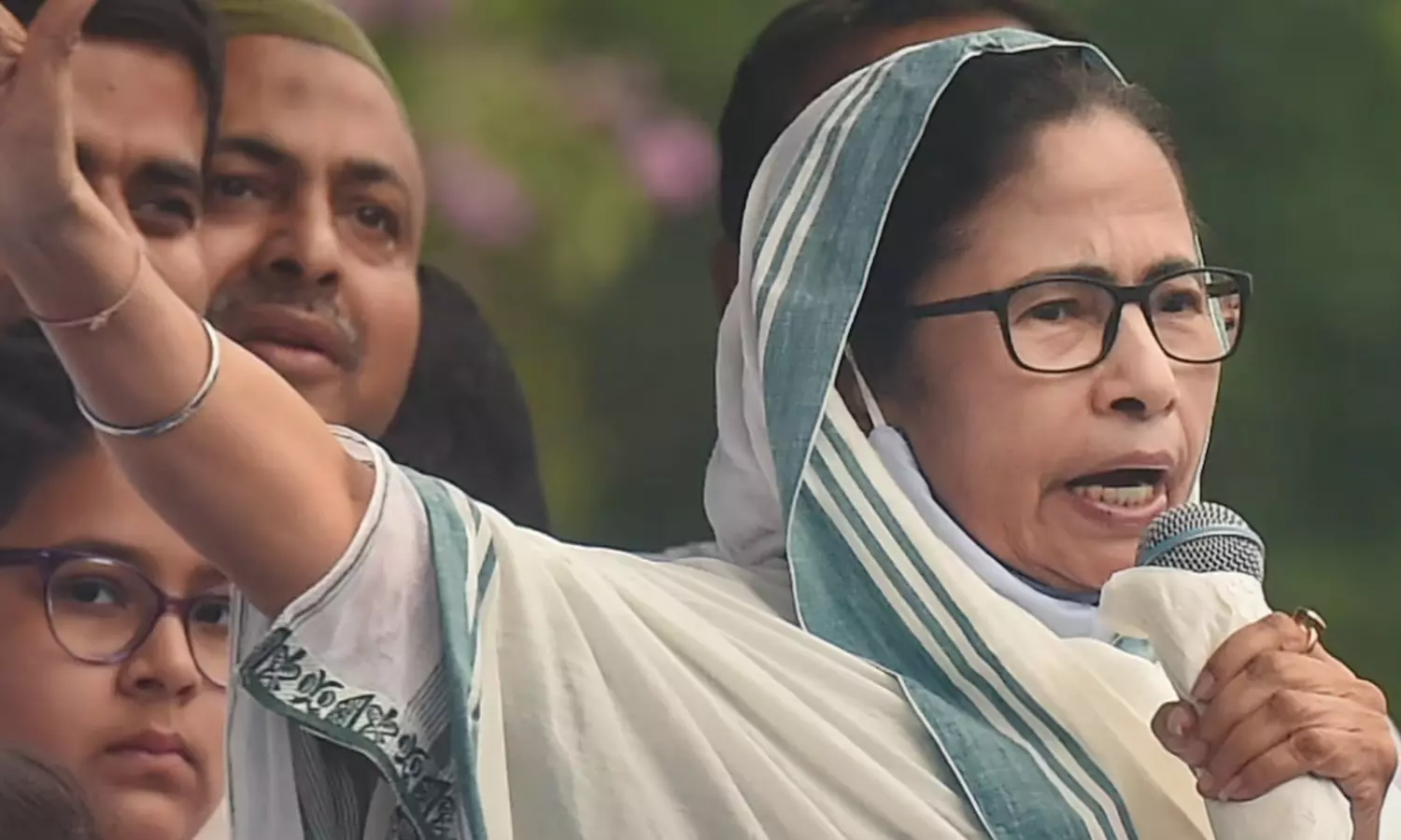 ரெயில்வேயின் செயல் திறனை மேம்படுத்துவது அவசர தேவை: மம்தா பானர்ஜி திட்டவட்டம் ரெயில்வேயின் செயல் திறனை மேம்படுத்துவது அவசர தேவை: மம்தா பானர்ஜி திட்டவட்டம்