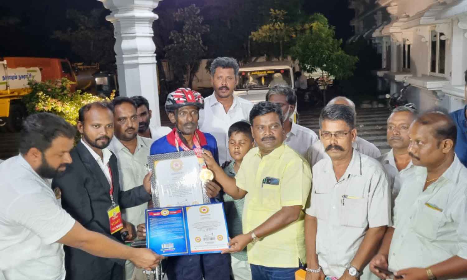 சைக்கிள் பயணம் மூலம் சாதனை நிகழ்த்திய அரசு பஸ்கண்டக்டருக்கு பாராட்டு