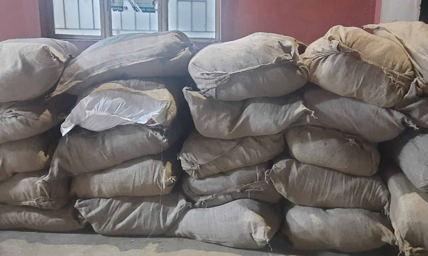 வெங்காய மூட்டைக்குள் மறைத்து கடத்திய ரூ.8 லட்சம் போதை பொருட்கள் சிக்கியது- வாலிபர்கள் 2 பேர் கைது