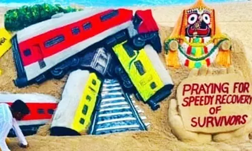ரெயில் விபத்தில் பயணிகள் பலி: ஒடிசா பூரி கடற்கரையில் மணல் சிற்பம் அமைத்து அஞ்சலி