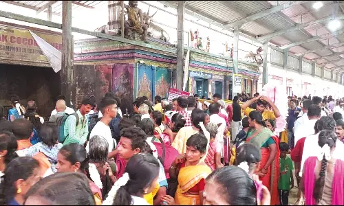 திருநள்ளாறு சனீஸ்வரர் கோவிலில் குவிந்த பக்தர்கள்: நீண்ட வரிசையில் நின்று சாமி தரிசனம்