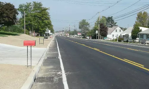 விபத்துக்களை தடுக்க குறிச்சிக்கோட்டை- கொமரலிங்கம்  சாலை  விரிவுபடுத்தப்படுமா? - பொதுமக்கள் எதிர்பார்ப்பு