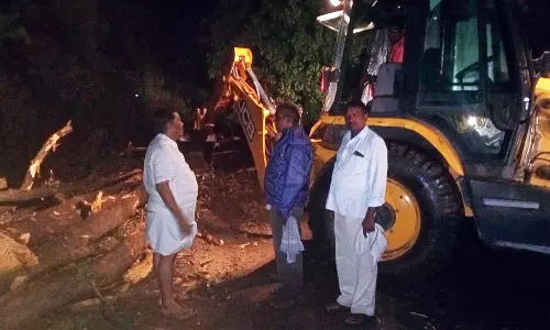 எடப்பாடி சுற்றுவட்டார பகுதியில் கனமழை- சாலையில் விழுந்த ராட்சத மரத்தால் போக்குவரத்து பாதிப்பு