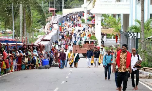 திருப்பதி கோவிலில் 36 மணிநேரம் காத்திருந்து பக்தர்கள் தரிசனம்: பவுர்ணமி கருட சேவை ரத்து