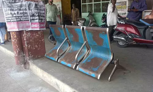 பல்லடம் பஸ் நிலையத்தில் பழுதடைந்த நாற்காலிகளை சீரமைக்க பயணிகள் கோரிக்கை