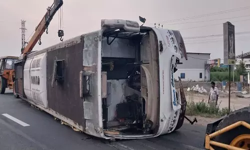 கள்ளக்குறிச்சி புறவழிச்சாலையில்  தடுப்பு கட்டையில் சொகுசு பஸ் மோதி கவிழ்ந்தது: 5 பேர்  படுகாயம்