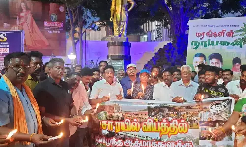 ரெயில் விபத்தில் இறந்தவர்களுக்கு மெழுகுவர்த்தி ஏந்தி  அஞ்சலி