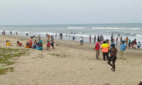 மரக்காணம் அருகே தீர்த்தவாரி கடற்கரையில் போலீசார் கட்டுப்பாட்டை மீறி பள்ளி மாணவர்கள் ஆனந்த குளியல்