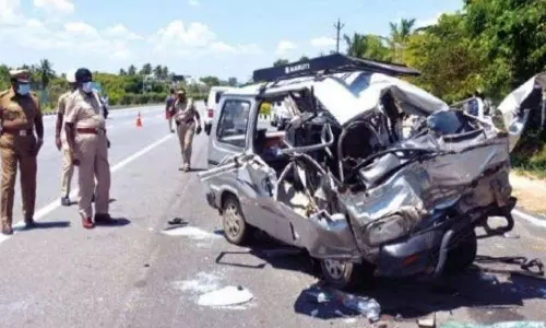 லாரி மீது கார் மோதி ஒரே குடும்பத்தில் 5 பேர் பலி- 4 மாத குழந்தையும் உயிரிழந்த சோகம்