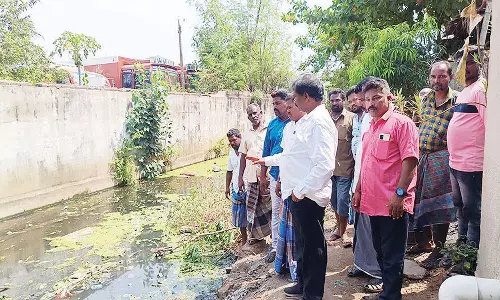 கடலூர் குட்டக்கார தெருவில் கழிவுநீர் கால்வாயை துணை மேயர்  தாமரைச்செல்வன் ஆய்வு