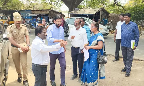 கடலூர் மஞ்சக்குப்பம் மைதானத்தில் வியாபாரிகளுக்கு தற்காலிகமாக கடை அமைக்கும் பணி: கலெக்டர் அருண் தம்புராஜ் திடீர் ஆய்வு