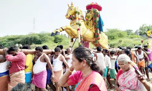 கள்ளழகர் தோற்றத்தில் வைகை ஆற்றில் இறங்கிய சுந்தரராஜ பெருமாள்