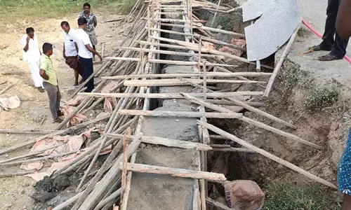 பாவூர்சத்திரம் அருகே புதிதாக அமைக்கப்பட்டு வரும் ஊரணி சுற்றுச்சுவர் சரிந்து விழுந்ததால் பரபரப்பு