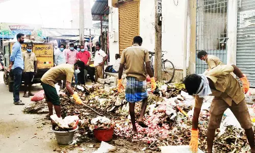 குப்பைகளை அகற்றிய நகரமன்ற தலைவர்