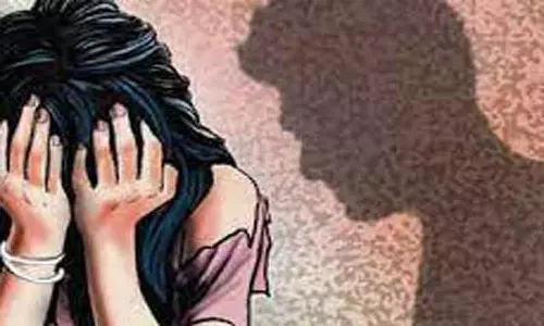 சிறுமியிடம் அத்துமீறிய போலீஸ்- அதிரடி நடவடிக்கை எடுத்த அமெரிக்க காவல்துறை