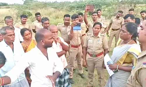 ஊத்துக்கோட்டை அருகே 6 வழிச்சாலைக்கு எதிராக கிராம மக்கள் போராட்டம்