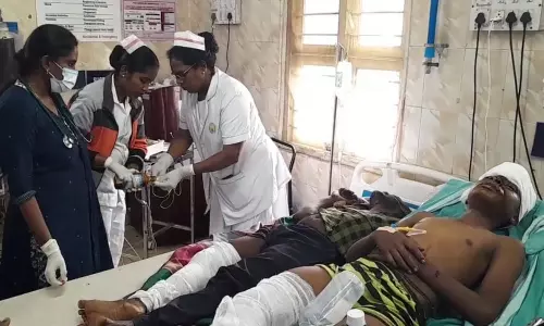 வால்பாறையில் மொபட்-டிராக்டர் மோதி 2 பேர் படுகாயம்