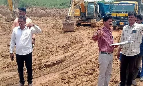 மணல் அள்ளப்படுவதாக புகார்- கூவம் ஏரியில் அதிகாரிகள் ஆய்வு