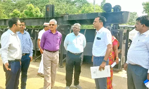 பூண்டி ஏரியில் அதிகாரிகள் ஆய்வு