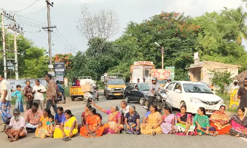 மேட்டுப்பாளையத்தில் பெண்கள் திடீர் மறியல்