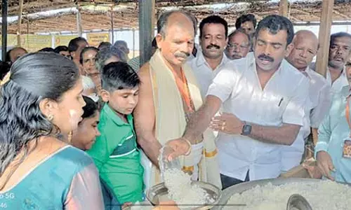 க. உவரியில் பக்தர்களுக்கு அன்னதானம் - நெல்லை மாவட்ட பஞ்சாயத்து தலைவர் வி.எஸ்.ஆர். ஜெகதீஸ் தொடங்கி வைத்தார்