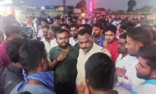 பங்கில் பெட்ரோலில் மழைநீர் கலந்து வந்ததால் வாகன ஓட்டிகள் வாக்குவாதம்