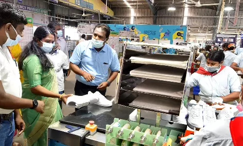 போச்சம்பள்ளியில் லோட்டஸ் புட்வேர் நிறுவனத்தை கலெக்டர் ஆய்வு