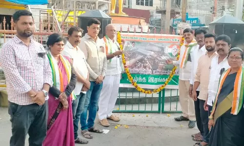 ஒடிசா இரயில் கோர விபத்து: ஓசூரில் காங்கிரசார் மெழுகுவர்த்தி ஏந்தி அஞ்சலி