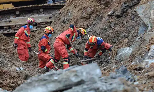 சீனாவில் திடீர் நிலச்சரிவு- 14 பேர் சடலமாக மீட்பு