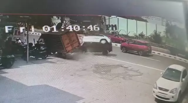 கோவை அருகே சாலையில் நின்ற சரக்கு ஆட்டோ மீது மோதி தலைகுப்புற கவிழ்ந்த கார் கோவை அருகே சாலையில் நின்ற சரக்கு ஆட்டோ மீது மோதி தலைகுப்புற கவிழ்ந்த கார்