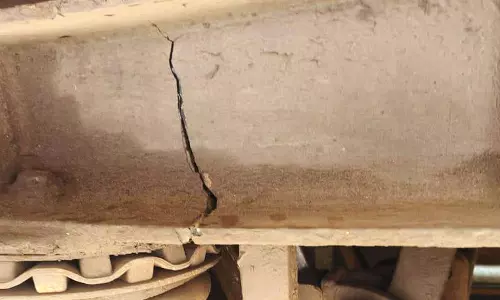 ரெயில் பெட்டியை தாங்கும் அடிச்சட்டத்தில் விரிசல்: கொல்லம்-சென்னை ரெயில் விபத்தில் இருந்து தப்பியது