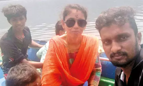 காவிரி ஆற்றில் மூழ்கி கணவன்-மனைவி உயிரிழப்பு- குழந்தைகள் கண் முன்னே சோகம்