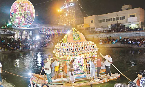 கடலூர் பாடலீஸ்வரர் கோவிலில் தெப்ப உற்சவம்: திரளான பக்தர்கள் சாமி தரிசனம்