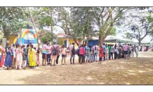 நோணாங்குப்பத்தில் காத்திருந்து படகு சவாரி செய்த சுற்றுலா பயணிகள்