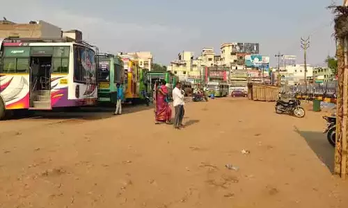 கரூர் பஸ் நிலையத்தில் இடிக்கப்பட்ட கட்டிடங்கள் விரைந்து கட்டப்படுமா? என பயணிகள் எதிர்பார்ப்பு