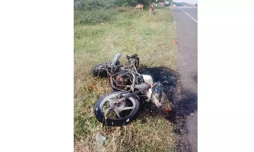 வடமதுரை அருகே எரிந்து கிடந்த இருசக்கர வாகனத்தால் பரபரப்பு