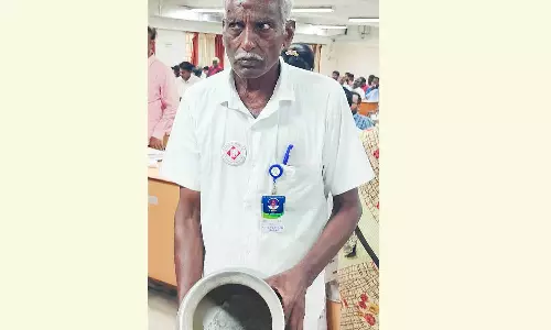 கடலூர் கலெக்டர் அலுவலகத்திற்கு கையில் தண்ணீர் குவளையுடன் மனு அளிக்க வந்தவரால் பரபரப்பு