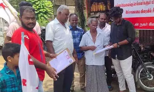 சாலையை சீரமைக்கக்கோரி இந்திய ஜனநாயக வாலிபா் சங்கம் சாா்பில்  கையெழுத்து இயக்கம்