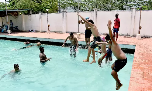 ஈரோட்டில் தொடரும் அனல் காற்று, புழுக்கத்தால் மக்கள் கடும் அவதி