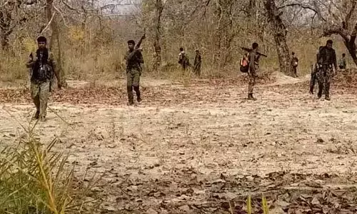 சத்தீஸ்கரில் நக்சலைட்டுகள் தாக்குதலில் 2 வீரர்கள் காயம்