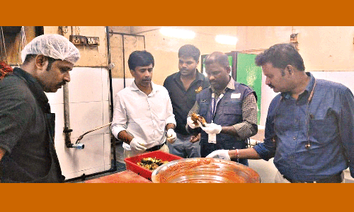 ஓட்டலுக்கு அதிகாரிகள் நோட்டீசு