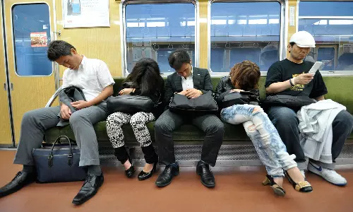 உட்கார்ந்தபடியே தூங்கினால் இவ்வளவு பிரச்சனை வருமா?