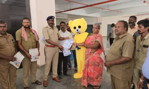 பொம்மை வேடத்தில் பெண்கள், குழந்தைகளுக்கு விழிப்புணர்வு