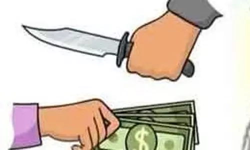 வாலிபரை தாக்கி மோட்டார் சைக்கிள்- செல்போன் பறிப்பு